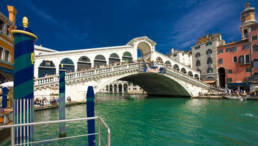 1-Hour Motor Boat Ride on Grand Canal - What the guide adds to the hour