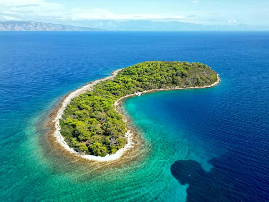 3 Islands Speedboat Tour: Golden Horn, Blue Lagoon & Jelsa - From Makarska harbor to the open water