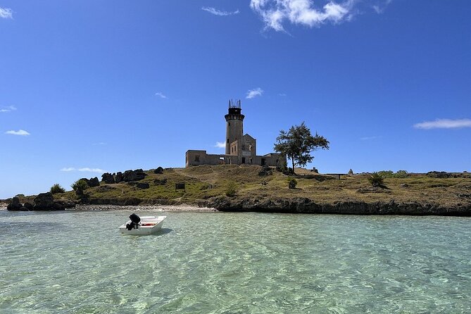 5 Islands Private Speedboat with Snorkeling Lunch and Drinks - Ile de la Passe explains the battles around Grand Port