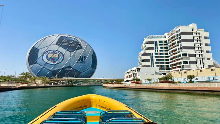 Abu Dhabi: Guided Speedboat Sightseeing Tour - Guides, photo stops, and the human side