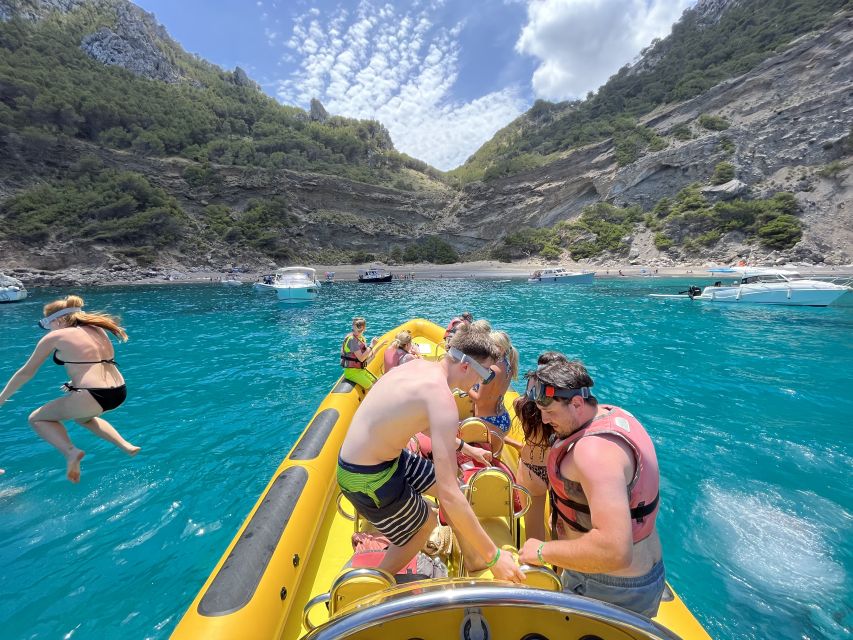Alcudia: Speedboat Tour of Northern Mallorca & Hotel Pickup - What the guide adds to the experience
