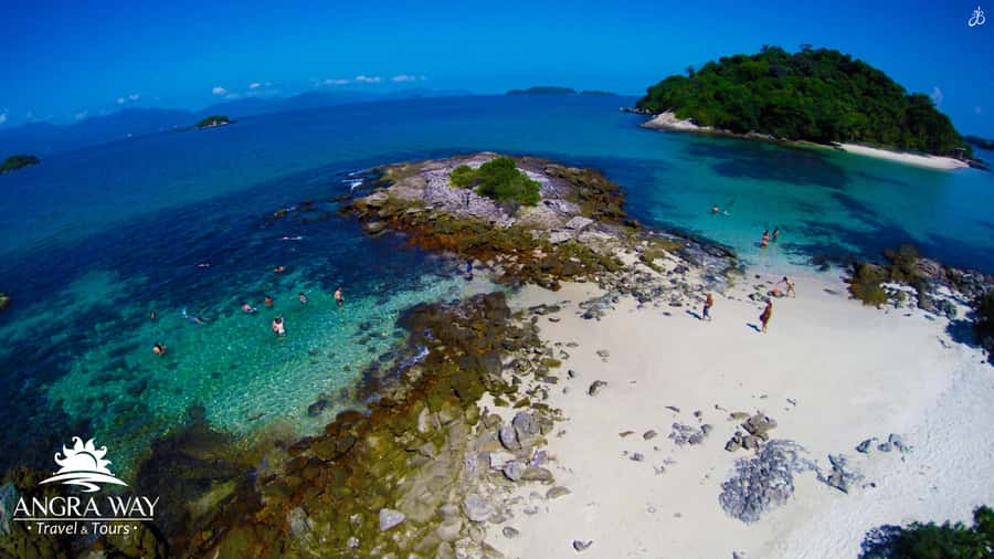 Angra dos Reis: Super Lagoa Azul Speedboat Tour - Stop one: Cataguás and its pale sand