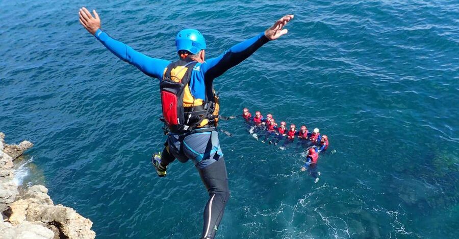 Arrábida: Setubal, Sesimbra Coasteering & Speedboat Tour - Guides who keep the activity calm and social