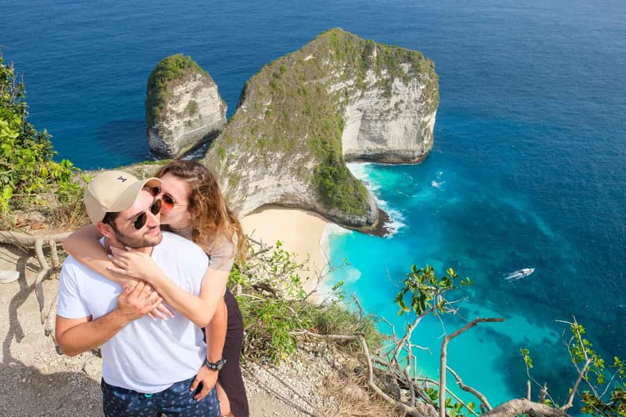 Bali: Nusa Penida Speedboat Trip with Snorkeling and Tour - Lunch at Amarta Penida, with a short island break