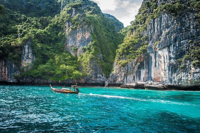 Beat the Crowds: Earlybird Phi Phi Islands by Speedboat - Why the early start matters around Phi Phi