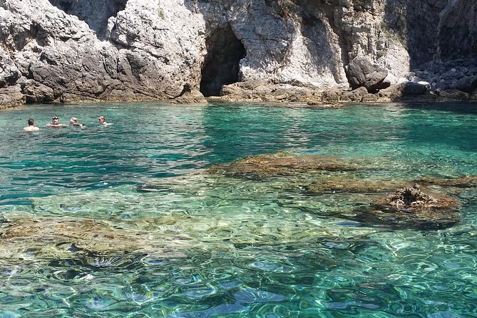 BLUE CAVE private speedboat tour with drinks - Who should book this experience