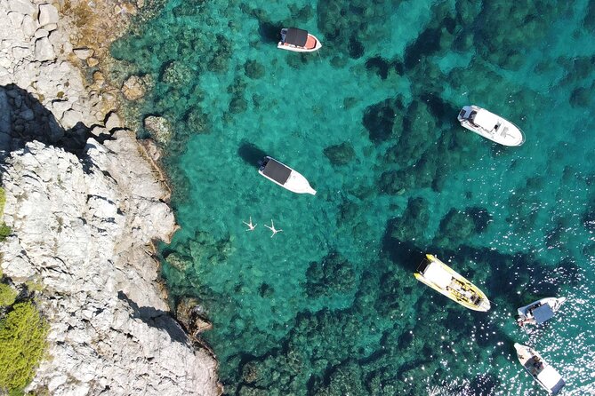 Blue & Green cave,Šunj beach - with drinks small group speedboat - The speedboat setup and guide experience