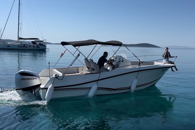 Blue Lagoon and 3 Islands Speedboat Tour from Trogir - Maslinica on Šolta: a one-hour village pause