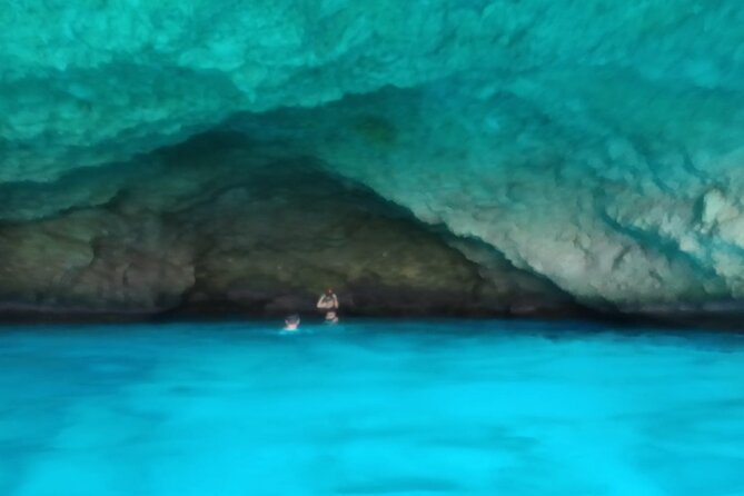 Blue Room and Beach Tour Curacao by Speedboat - Who should book this Curacao boat tour?