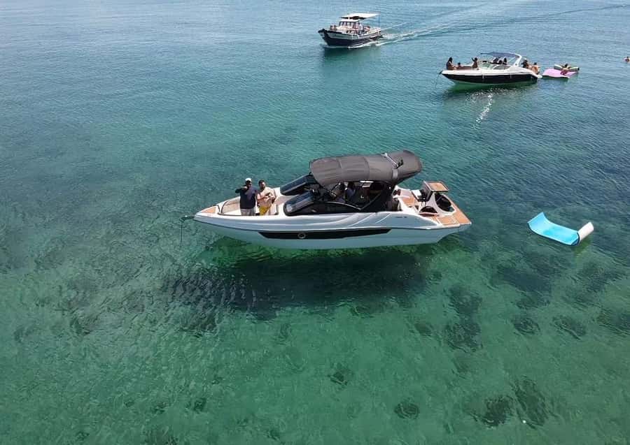 Búzios: Speedboat tour of 2 islands and 11 beaches - Communication, crew, and what the praise tells you