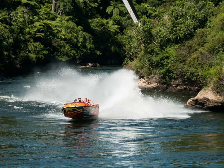 Cambridge Waikato New Zealand: Tour -45 Min Extreme Jet Boat - Aaron’s role in making the ride work