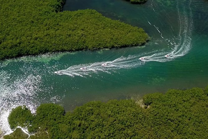 Cancun speedboat and snorkel tour: shared speedboat - Driving a speedboat through Nichupte Lagoon
