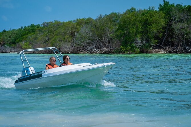 Cancun: Speedboat tour to a Virgin Beach - Learning the boat before taking the wheel