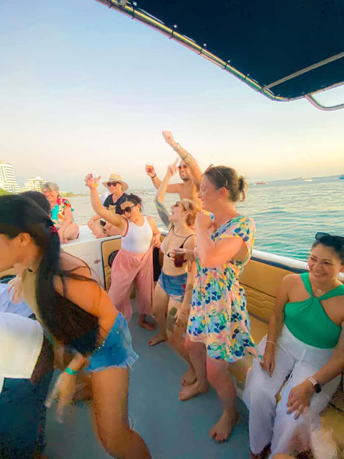 Cartagena: Speed Boat Party on the Bay with open bar - Cruising Cartagena Bay for two hours