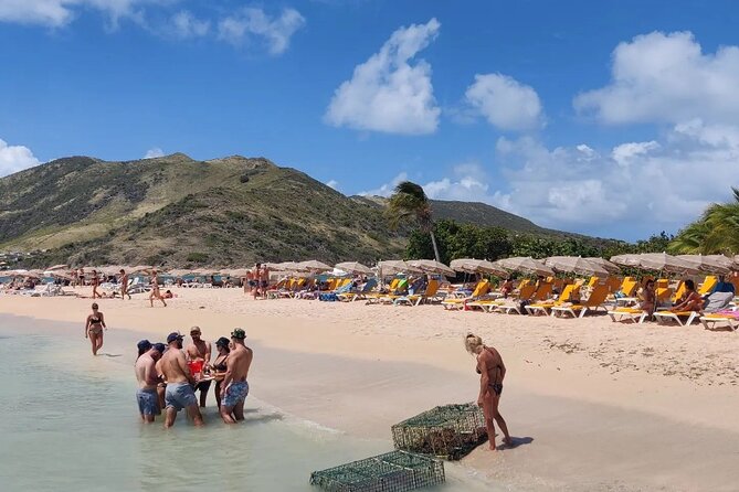 Charter our boat is a private power boat charter. - A private seven-hour day around St. Maarten