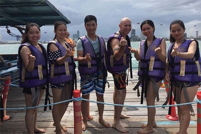 Coral Island speed boa-Parasailing and others activities choice - An hour of beach time on Koh Larn