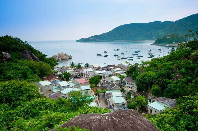 Da Nang/Hoi An: Cham Island Speedboat Tour with Snorkeling - A generous island lunch by the water
