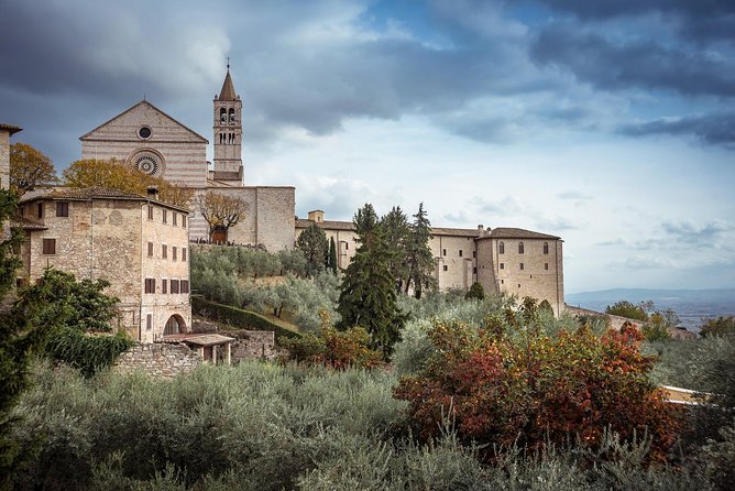 Day Trip: Speedboat Tour Of Lake Trasimeno With Lunch + Assisi Private Tour - Assisi’s central streets and churches