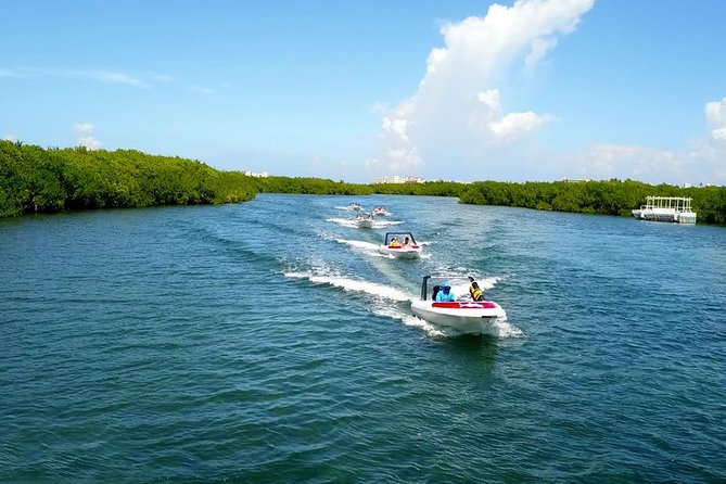 Drive the best speedboat in Cancun and feel the adrenaline. - Returning at full speed