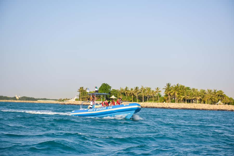 Dubai Marina : 1.5-Hour Atlantis Sightseeing Speedboat Tour - Finding the boat behind Al Rahim Mosque