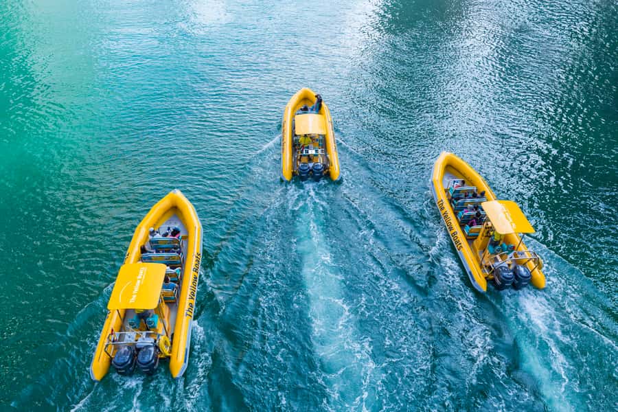 Dubai Marina: Guided Sightseeing Tour by Speedboat - Leaving Dubai Marina and passing the Yacht Club