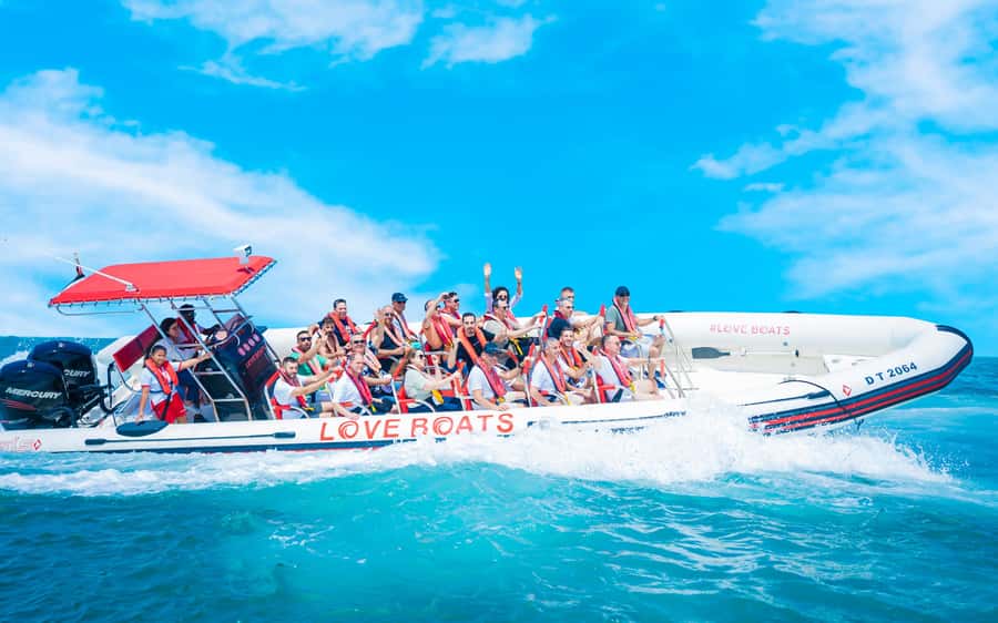 Dubai: Sightseeing Speedboat Tour with Live Tour Guide - When the captain opens the throttle