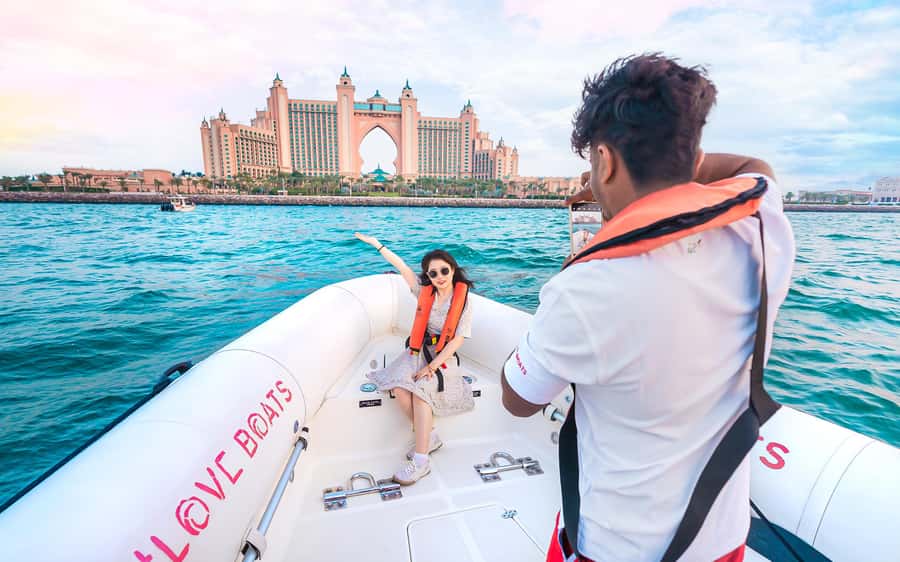 Dubai: Sightseeing Speedboat Tour with Live Tour Guide - Why the guides matter