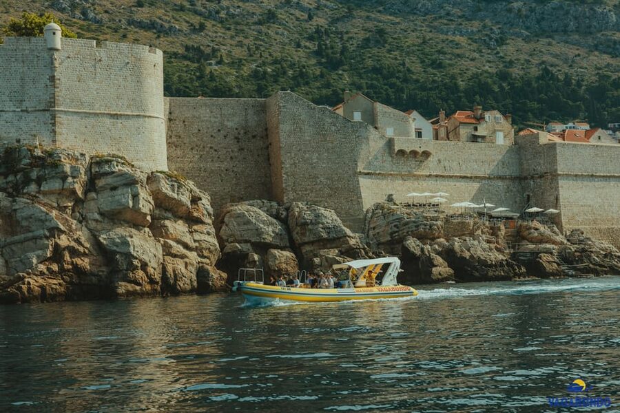 Dubrovnik: Blue Cave Afternoon Speedboat Tour with Drinks - What the guides add to the experience