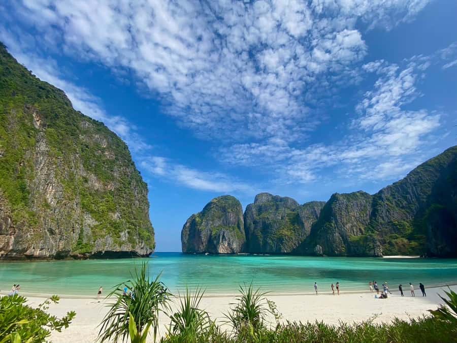 From Krabi: Phi Phi Early Bird & 4 Islands by Speedboat - What the guide and boat experience add