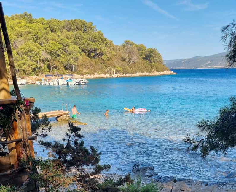 From Makarska: Full day private speed boat tour 3 islands - Mala Stiniva starts the day on Hvar
