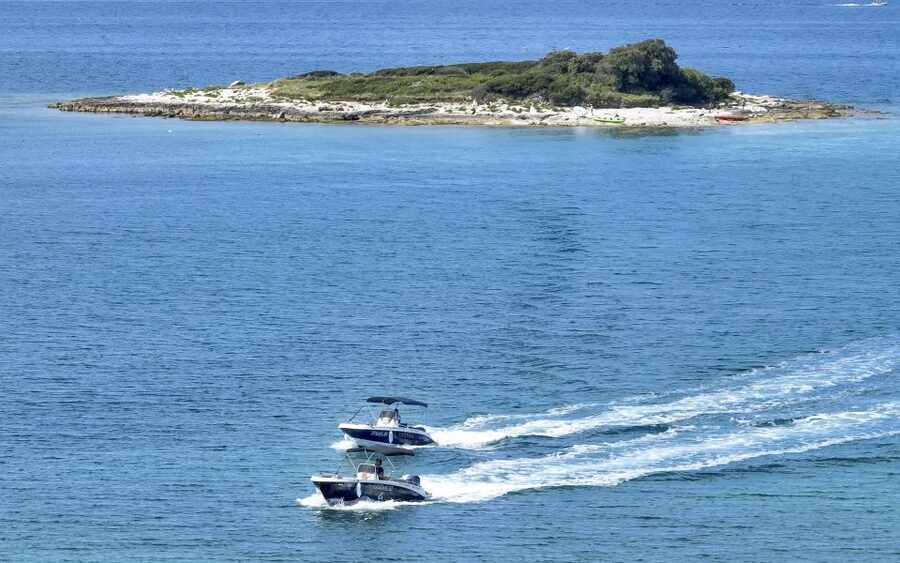 From Rovinj: Sea Caves & Sandy Levan Island Speedboat Tour - Who will get the most from this tour