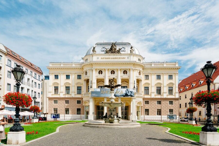 From Vienna: Guided Tour to Bratislava with Speed Boat Ride - The oldtimer ride to Bratislava Castle