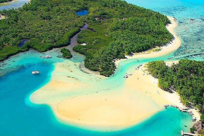 Full Day Shared Speed Boat in Ile Aux Cerfs Lunch & Transfer incl - Île aux Cerfs: beach time, water, and open space