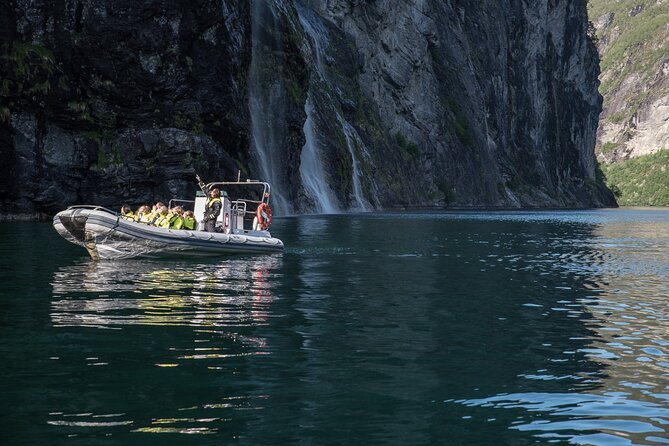 Geiranger: RIB Fjordsafari Geirangefjord - Guides, safety, and the value of live commentary