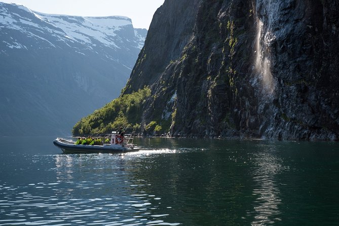 Geiranger: RIB Fjordsafari Geirangefjord - Getting close to the Seven Sisters waterfall