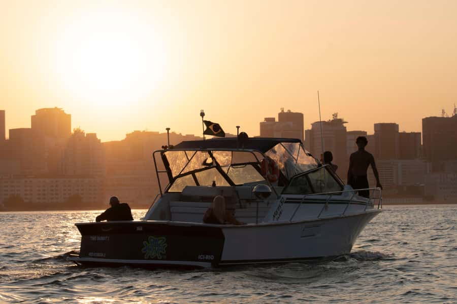 Glória: Sunset Speedboat Cruise with Drinks and Snacks - Museum of Tomorrow and Ilha Fiscal from the bay