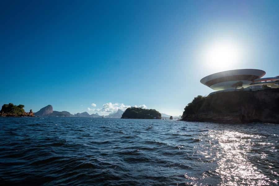 Glória: Sunset Speedboat Cruise with Drinks and Snacks - MAC Niterói, a photo stop with a dramatic setting