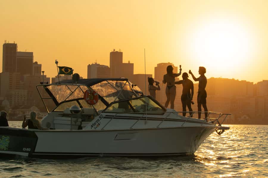 Glória: Sunset Speedboat Cruise with Drinks and Snacks - Returning past Urca and Flamengo Beach