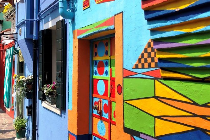 Half-Day Motorboat Cruise to Venice Lagoon Islands Murano and Burano - The guide, languages, and group size