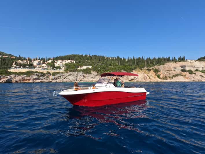 Half day speedboat tour - find caves and enjoy swimming - Entering the Blue Cave for a short first stop