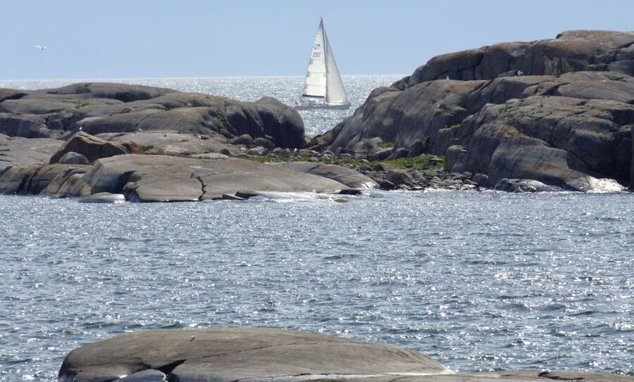 Helsinki: Archipelago RIB Boat Tour with BBQ Lunch and Sauna - Speeding out from Café Marina Bay