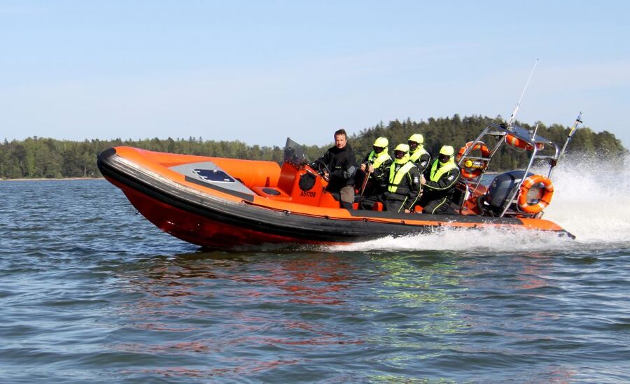Helsinki: Archipelago RIB Boat Tour with BBQ Lunch and Sauna - Walking onto the recreational island