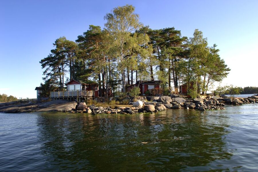 Helsinki: Archipelago RIB Boat Tour with BBQ Lunch and Sauna - Finnish lunch by the shore