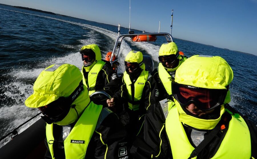 Helsinki: City and Outer Islands Guided RIB Boat Tour - Icebreakers across Kruunuvuorenselkä