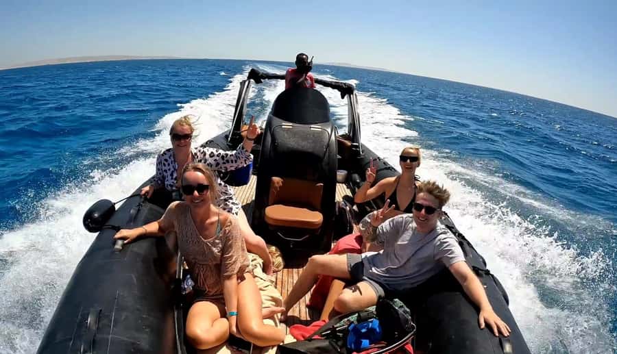 Hurghada: Private Speedboat to Dolphin House with Pickup - What the captain and guide add
