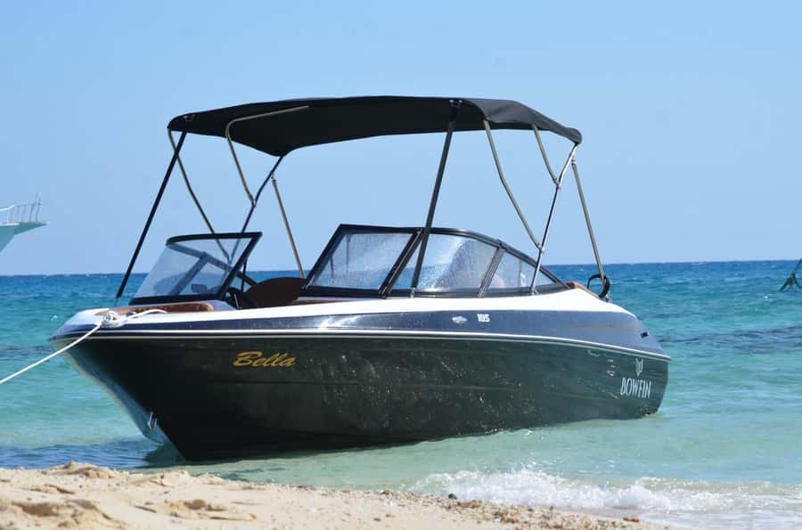 Hurghada: Private Speedboat to Magawish Island - The speedboat crossing and first water stop