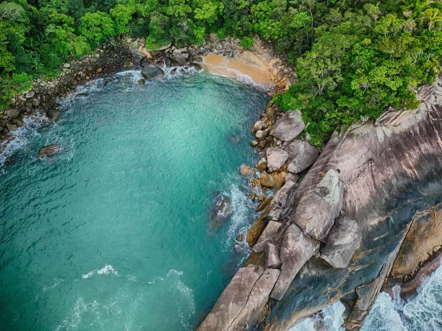 Ilha Grande: 360° Circumnavigation Speed Boat Tour - 8h - What to bring for a wet, exposed day