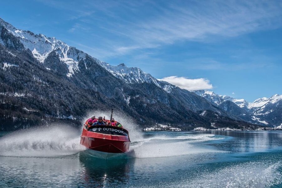 Interlaken: Winter Jetboat Ride on Lake Brienz - The views are part of the value