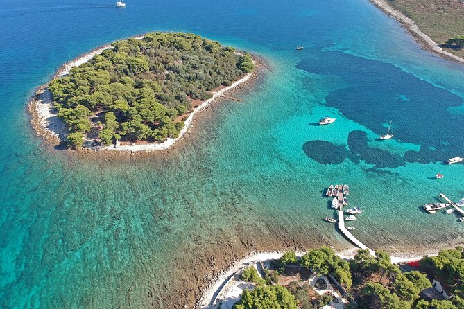 Islands Brač, Šolta & Blue lagoon - Private speedboat tour - Boat comfort, inclusions, and what to bring