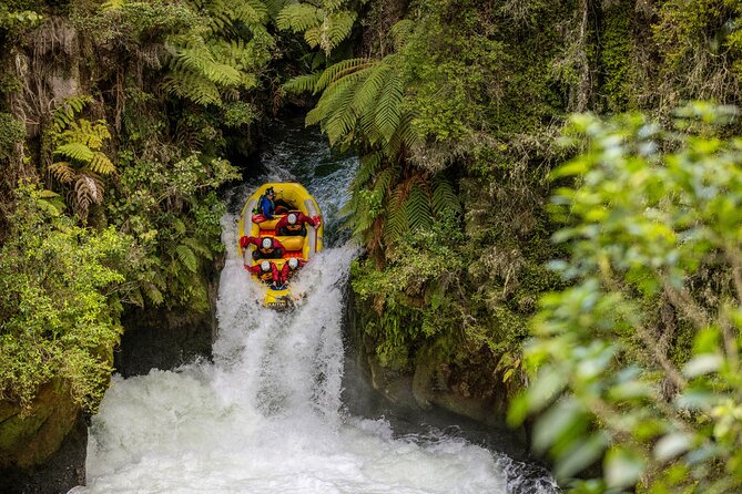 Katoa Jet Boat tour on Lake Rotorua - Rain, spray, and the question of staying dry